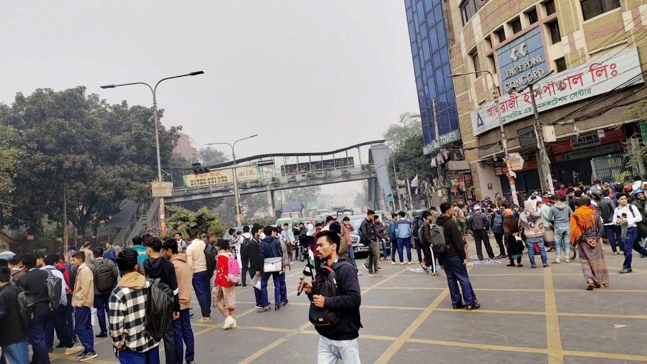 ফার্মগেটে শিক্ষার্থীদের সড়ক অবরোধ, যানবাহন চলাচল বন্ধ